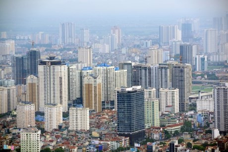 Thời gian gần đây, hàng loạt những tòa chung cư, cao ốc mọc lên khiến cho nhiều người xa thủ đô lâu ngày trở về không thể nhận ra diện mạo khác xa so với 10 năm trước.