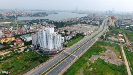 Đường Võ Chí Công nối từ đường dẫn cầu Nhật Tân tới đoạn giao cắt với Hoàng Quốc Việt dài 4,25 km, rộng 57,5 - 64,5 m, đi qua phường Phú Thượng, Xuân La (quận Tây Hồ), phường Nghĩa Đô (Cầu Giấy).