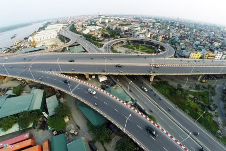 Các con đường nhiều làn xe cùng các cây cầu kịp thời được xây dựng lên đáp ứng nhu cầu đi lại của người dân đồng thời làm giảm thiểu đáng kể nạn ùn tắc giao thông giữa ở cửa ngõ thủ đô.