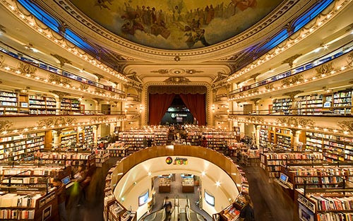 Nằm tại thành phố Barrio Norte, Argentina là một nhà sách cực kỳ đẹp và sang trọng có tên là El Ateneo Grand Splendid. Nhà sách này trước kia là một nhà hát, được xây dựng vào năm 1919. Sau một khoảng thời gian hoạt động, đến năm 2000, nhà hát trở thành một rạp chiếu phim. Và cuối cùng, ngày hôm nay, nhà sách 100 tuổi ở Argentina này trở thành một hiệu sách, tiếp đón hàng triệu lượt khách mỗi năm.