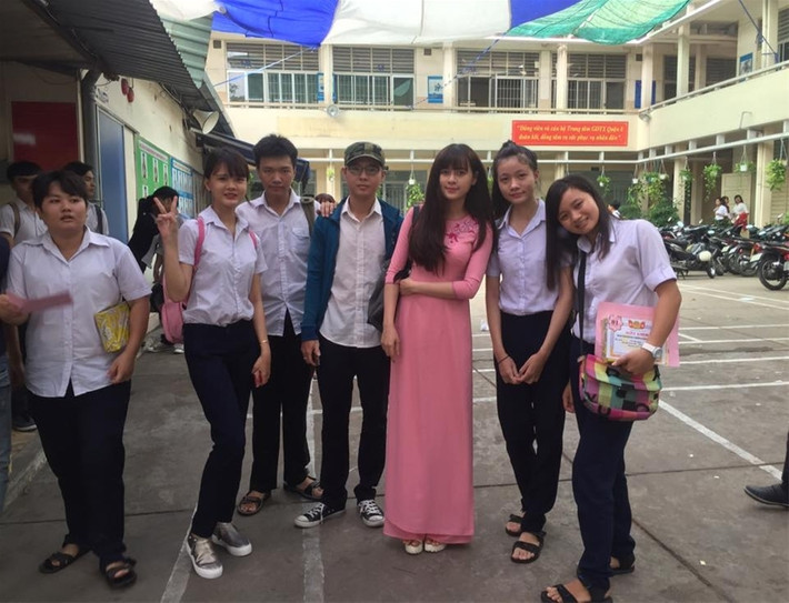 Dù chỉ là hình chụp lén nhưng ai cũng có thể thấy vẻ xinh xắn của cô giáo nổi bật trong từng khuôn hình. Không trang điểm cầu kỳ, cô giáo với mái tóc dài và trong bộ áo dài tím thướt tha vẫn khiến người khác phải dừng mắt ngắm nghía thật kỹ.