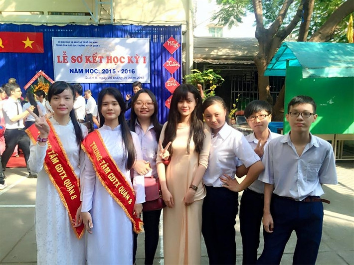 Được biết, cô giáo trẻ trung nói trên sinh năm 1991 và hiện đang giảng dạy bộ môn Địa tại THPT Bình Phú, TP HCM.