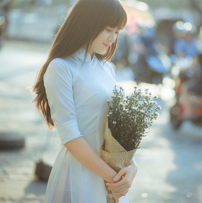 Dù được nhiều người hâm mộ quan tâm chú ý nhưng cô gái vẫn giữ hình ảnh khiêm tốn, chuẩn mực của một người giáo viên mà vẫn không mất đi nét trẻ trung.