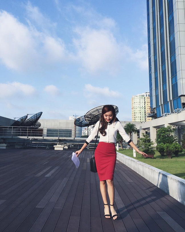 Cô là Á khôi Báo chí năm 2013 và là thành viên của nhóm nhảy có tiếng: LYNT (nhóm nhảy đạt nhiều giải trong các cuộc thi trong và ngoài nước).