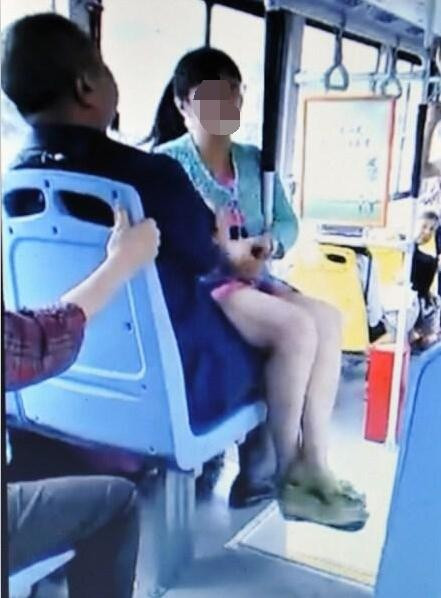 Ai bảo trên xe buýt không có ghế ''ôm". Xem ra chất lượng ghế xe buýt chắc chắn phải biết mới chịu được trọng lượng lớn chừng này.