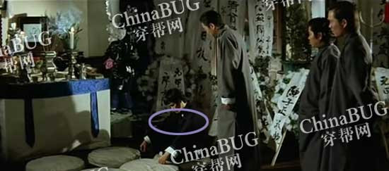 Nhưng vì quá đau buồn nên Trần Chân không buồn ăn uống, các huynh đệ bèn đến khuyên anh nên ăn chút gì cho khỏe. Trong cảnh này cổ áo của Trần Chân lại được cài khuy cẩn thận như cảnh đầu.