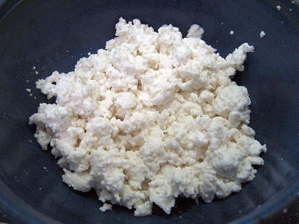 5. Phomat ít béo Phomat ít béo giàu protein casein, được giải phóng trong cơ thể từ từ giúp phát triển cơ bắp của bạn khi bạn ngủ. Nó cũng chứa chất tryptophan khiến bạn dễ ngủ hơn.