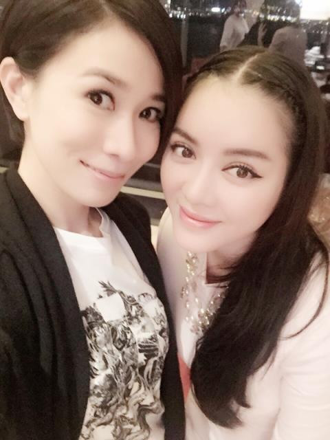 Trong chuyến công tác tại HongKong cách đây ít hôm, Lý Nhã Kỳ đã có dịp hội ngộ người bạn thân thiết Xa Thi Mạn. Cả hai người đẹp vui vẻ hẹn hò, ăn uống, trò chuyện và đi shopping cùng nhau. Lý Nhã Kỳ nổi tiếng là người đẹp có nhiều mối quan hệ 'khủng' trên khắp thế giới. Không chỉ là người mẫu, diễn viên nổi tiếng của làng giải trí Việt, Lý Nhã Kỳ còn là một doanh nhân thành đạt và giàu có "khét tiếng" trong giới thương gia Sài Gòn.