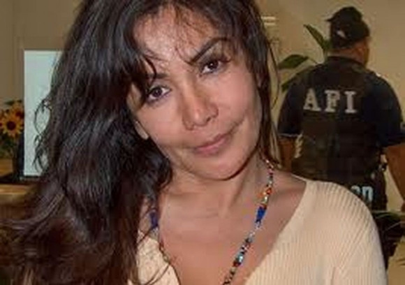Sandra Ávila Beltrán Sandra Ávila Beltrán, sinh ngày 11/10/1960 và có biệt danh ‘Nữ hoàng Thái Bình Dương’ khi trở thành thủ lĩnh của một băng đảng ma túy ở Mexico. Kiều nữ xã hội đen này đã kết hôn 2 lần. Cả 2 người chồng đó đều là cựu cảnh sát quay ra buôn bán ma túy và cuối cùng bị giết. Năm 2007, Beltrán bị buộc tội buôn bán ma túy, sở hữu vũ khí bất hợp pháp và rửa tiền.