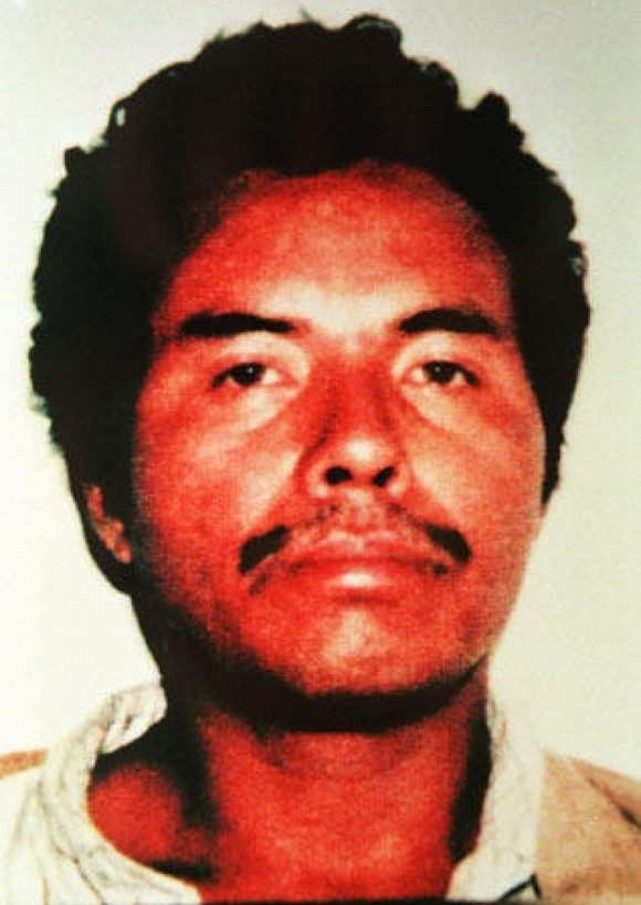 Angel Resendiz Kẻ giết người hàng loạt Angel Resendiz được biết đến với biệt danh 'The Railroad Killer'. Thời điểm đầu hàng chính quyền Mexico sau khi thực hiện 15 vụ giết người ông 39 tuổi. Thực ra tên thật của kẻ giết người này là Angel Leonico Reyes Recendis và ông được sinh ra ở Izucar de Matamoros, Puebla, Mexico. Trước khi bị xử tử, ông đã tuyên bố rằng mong mọi người tha thứ cho tội ác của mình. Resendiz cũng nói rằng bản thân đã để quỷ dữ chế ngự cuộc sống.