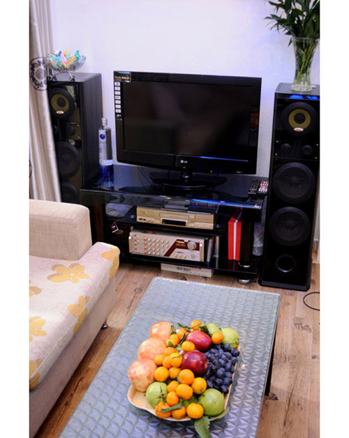 Bộ dàn karaoke để chàng ca sĩ hát vui cùng bạn bè lúc rảnh rỗi.