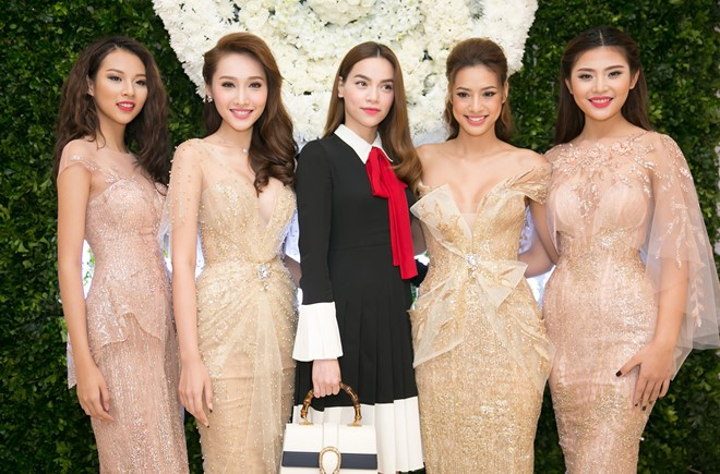 Đồng hành cùng nữ giám khảo xinh đẹp Hồ Ngọc Hà là bốn chiến binh trưởng thành từ chương trình The Face: Phí Phương Anh, Khánh Ngọc, Lily Nguyễn, Chúng Huyền Thanh. Các người mẫu diện đầm dạ hội voan mỏng khoe vẻ đẹp cuốn hút.