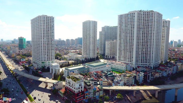 ...và vòng qua khu vực Ngã Tư Sở chạy về hướng đường Nguyễn Trãi (quận Thanh Xuân). Ngay bên cạnh là khu đô thị Royal City hiện đại.