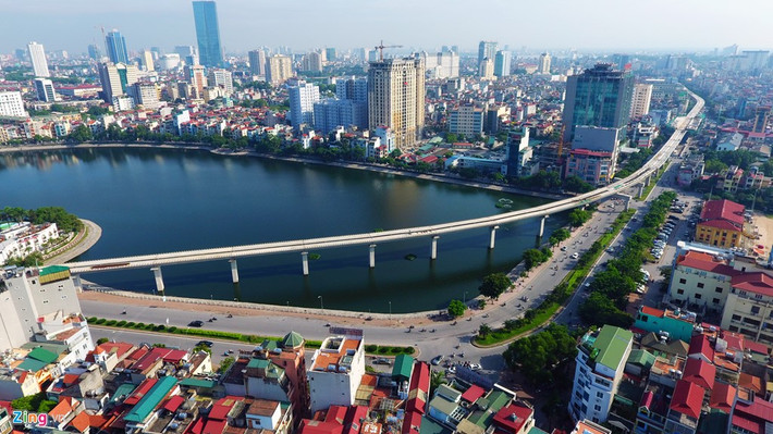 Dự án đường sắt đô thị tuyến Cát Linh - Hà Đông (tuyến số 3) do thiếu vốn và gặp nhiều sự cố trong quá trình thi công bị chậm trễ đến nay đã xuất hiện hình hài đáng kể. Trong ảnh là đoạn qua hồ Hoàng Cầu sau khi xuất phát từ điểm đầu Cát Linh xuyên qua phố Hào Nam (quận Đống Đa).