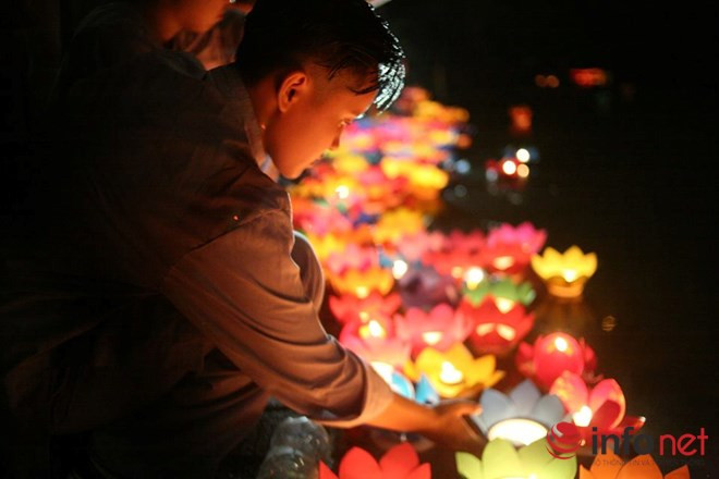 Cuối buổi lễ, các Phật tử cùng nhau thả đèn hoa đăng thể hiện mong ước sức khoẻ bình an cho gia đình, bố mẹ.