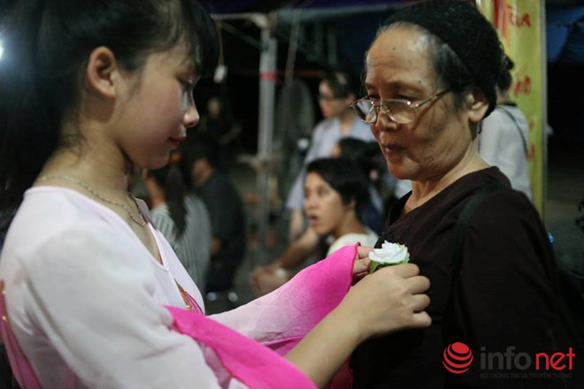 Nghi lễ Bông hồng cài áo.