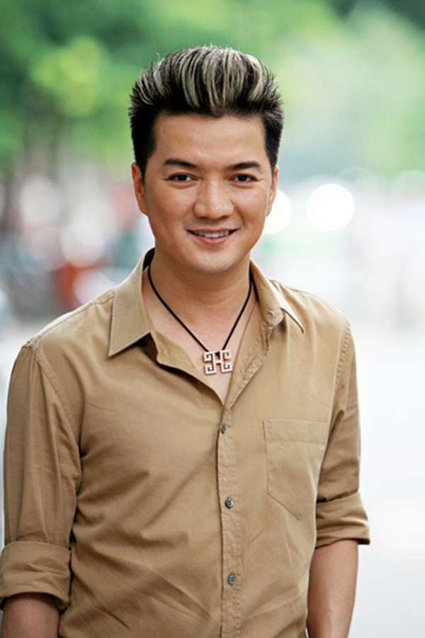 Đàm Vĩnh Hưng hận những người họ hàng của mình. Ca sĩ Thủy Tiên bị họ hàng đối xử tệ bạc Ca sĩ Thủy Tiên thường nhắc đến cha với nhiều sự kính trọng. Thế nhưng, trong câu chuyện tuổi thơ của ca sĩ Thủy Tiên, cô từng rơi nước mắt khi kể về người cha đã mất khi năm cô lên 9. Đó cũng là ngày bắt đầu những tháng năm bị ghẻ lạnh của ca sĩ Thủy Tiên khi bị gia đình bên nội ghẻ lạnh, người dân xung quanh thì ghê sợ, hắt hủi bởi căn bệnh của bố cô.