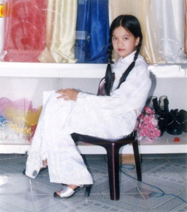Cô khẳng định: "Tôi còn nhớ, nhà tôi khi ấy nghèo, thiếu thốn tới mức không có đồ ăn. Nhưng chính những người ruột thịt lại nỡ lòng bỏ mặc anh chị em tôi. Họ cho đồ ăn hàng xóm chứ nhất định không cho chúng tôi. Cho nên, đến bây giờ dù họ có chết, cần tiền tôi cũng không giúp. Cùng lắm chỉ mủi lòng 1-2 lần, lần thứ 3 tôi không quan tâm". Khi tôi có tiền, nổi tiếng rồi thì thật bất ngờ, họ lại tìm đến nhà tôi để mượn tiền rồi nói “Trinh giàu quá rồi, thôi giúp cho cô chú…”.
