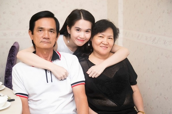 Ngọc Trinh biết ơn những người họ hàng của mẹ kế hơn mẹ ruột. Nhưng tôi thẳng thắn nói với ba con không giúp, nếu là họ hàng bên mẹ sau thì tôi sẵn sàng còn họ - những người bên nhà ba và mẹ đẻ thì không! Mặc dù con người tôi không phải “ác” như vậy nhưng do vết thương quá lớn, nỗi đau không thể quên nên tôi không tha thứ cho họ được”