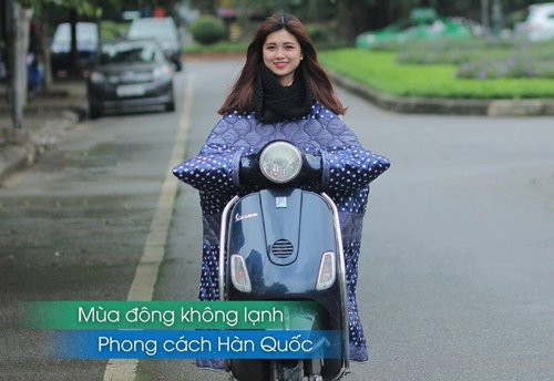 Từ tối qua, ngày 25/11, người dân Hà Nội đã đón cái rét thực sự khi nhiệt độ giảm sâu xuống 19 độ C kèm với cơn mưa lớn. Theo dự báo thời tiết, đợt rét này sẽ kéo dài chứ không “hời hợt” như những lần “hụt” trước đó. Đây là cơ hội để những thương hiệu lớn tới các cửa hàng nhỏ đồng loạt tung ra sản phẩm “đón đầu” mùa gió. Một trong những món đồ đang gây xôn xao dư luận là chiếc áo khoác kỳ dị to và dày không khác gì chiếc chăn bông.