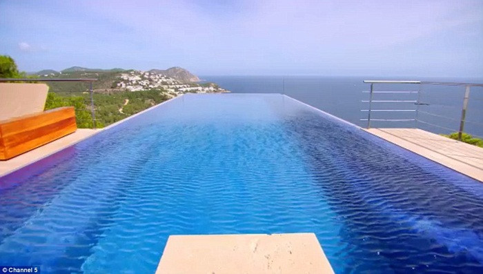Giá thuê khu villa siêu sang chảnh này ở mức 70000 bảng Anh (khoảng 2 tỷ đồng) một tuần, lí do vì sao dường như đây là xứ sở dành riêng cho giới giàu có.