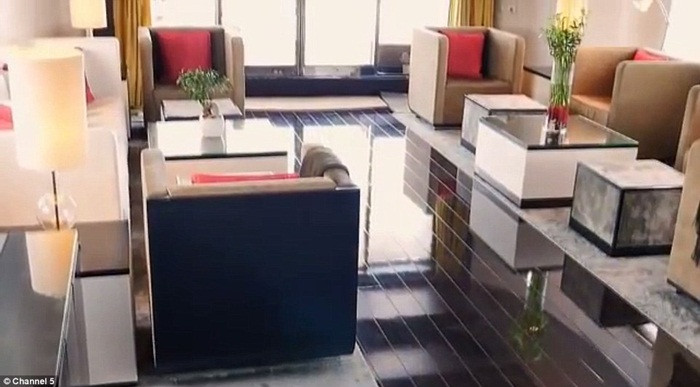 Không gian phòng sinh hoạt chung sang trọng như một khách sạn 5 sao.