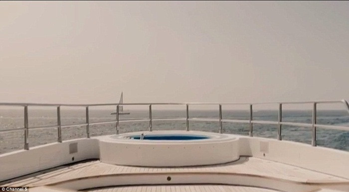 Jacuzzi trên boong thuyền là không gian lý tưởng cho những buổi tiệc rượu.