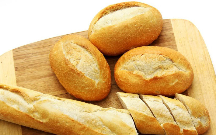 Các thực phẩm chứa tinh bột, nhất là các loại tinh bột chứa ít dinh dưỡng như trong bánh mì trắng, sẽ gây ra mụn và huỷ hoại collagen trong da.