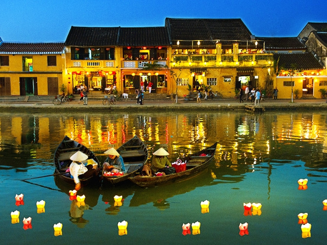 Hội An, Việt Nam Nơi ăn nghỉ đêm với giá rẻ nhất: 9 đô Chi phí thực phẩm hàng ngày giá rẻ nhất: 4 đô. Từng là một thành phố cảng, Hội An ngày nay yên bình nằm bên dòng sông Thu Bồn hiền hòa. Nước sông Thu Bồn cạn đến nỗi mà tàu thuyền không thể cập bến. Trong không gian bình yên cổ xưa tại Hội An, du khách có thể thăm quan các ngôi đền chùa cổ, tham gia vào các lễ hội và thưởng thức những món ăn đường phố thơm ngon (đặc biệt là bánh mì).