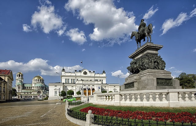Sofia, Bulgaria Nơi ăn nghỉ đêm với giá rẻ nhất: 11 đô Chi phí thực phẩm hàng ngày giá rẻ nhất: 6 đô. Không giống như thủ đô của nhiều nước, Sofia không cuốn hút mọi người bằng sự đông đúc, ồn ào và tất bật kinh tế mà bởi sự cổ kính và hiện đại được quy hoạch tỉ mỉ, chăm chút ở từng cảnh quan... Đây là một trong những thành phố lâu đời nhất ở châu Âu. Đặt chân đến đây, du khách có dịp thưởng thức các món ăn độc đáo Bulgaria (thịt nướng, xà lách), đi bộ trên con đường rải sỏi, xem buổi biểu diễn opera ban ngày giá rẻ và đi lang thang (hoặc trượt tuyết) tại núi Vitosha ngay gần đó.
