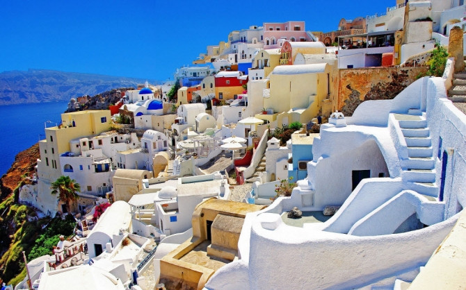 Santorini, Hy Lạp Nơi ăn nghỉ đêm với giá rẻ nhất: 15 đô Chi phí thực phẩm hàng ngày giá rẻ nhất: 10 đô. Thay vì lựa chọn những nhà nghỉ sang trọng, du khách có thể thay bởi các phòng khách sạn nhỏ để tiết kiệm chi phí. Bạn cũng có thể thưởng thức các món ăn nhẹ và rượu tại một trong những vườn nho Santorini, dạo quanh chân núi để đi vào trung tâm hòn đảo, từ từ thưởng thức khung cảnh của những vách đá hùng vĩ. Khi vừa đặt chân lên hòn đảo, bạn sẽ có cảm giác như tất cả các công trình ở Santorini đều được sơn trắng, từ nhà thờ, nhà ở cho đến các khách sạn, tất cả nổi bật trên nền đại dương và bầu trời xanh ngắt mang lại một không gian đẹp thoáng mát, yên bình nhưng cũng vô cùng mê hoặc. Ngoài ra, hoàng hôn trên đảo Santorini được đánh giá là một trong những cảnh tượng huy hoàng nhất thế giới.
