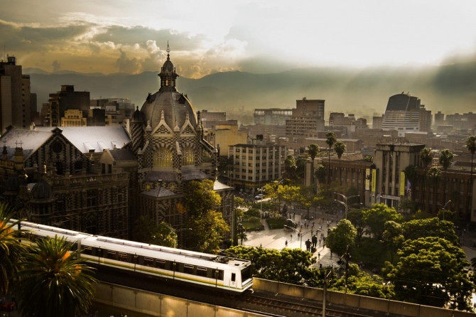 Medellín, Colombia Nơi ăn nghỉ đêm với giá rẻ nhất: 6 đô Chi phí thực phẩm hàng ngày giá rẻ nhất: 4 đô. Đến thành phố lớn thứ 2 của Colombia này bạn sẽ có dịp tham quan khu công viên nghệ thuật hay bảo tàng Museo de Antioquia lưu giữ những bức tranh của Botero, Picasso. Từng là "thành phố nguy hiểm nhất trên Trái đất", hiện nay Medellín đã trở thành địa điểm thu hút khách du lịch cùng hệ thống giao thông an toàn, khung cảnh thiên thiên nhiên tuyệt đẹp cùng nhiều điểm đến thú vị. Medellín còn được biết với tên gọi “thành phố có cuộc sống về đêm sang trọng” với nhiều nhà hàng thức ăn ngon, phục vụ chu đáo, đẳng cấp.
