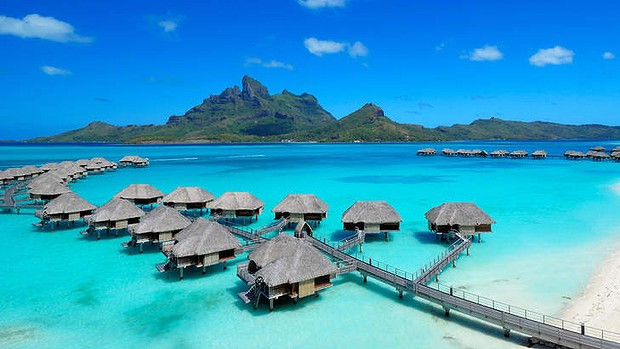 Fiji Nơi ăn nghỉ đêm với giá rẻ nhất: 6 đô Chi phí thực phẩm hàng ngày giá rẻ nhất: 12 đô. Fiji là nơi nghỉ ngơi vô cùng lãng mạn, có thể thăm thú động vật quý hiếm, mua sắm ở những khu trung tâm sầm uất hoặc đơn giản chỉ là đi dạo quanh những thác nước hùng vĩ nằm sâu trong các đảo, thưởng thức các món ăn nhẹ trên đường phố hay bơi ngoài bãi biển vào buổi hoàng hôn. Mảnh đất "thiên đường" này sẽ mang lại cho bạn nhiều cảm xúc tuyệt vời đấy.