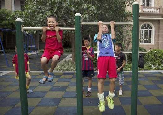 Ngoài tập chơi bóng, những đứa trẻ ở Evergrande còn phải rèn luyện thể lực rất khắt khe như tập xà đơn hay chống đẩy.