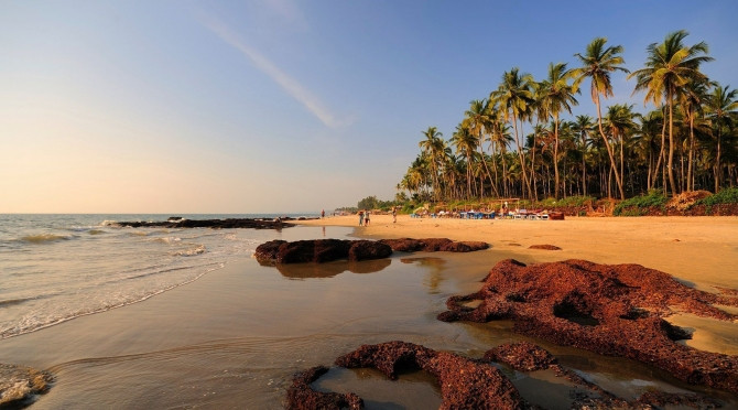 Goa, Ấn Độ Nơi ăn nghỉ đêm với giá rẻ nhất: 3,5 đô Chi phí thực phẩm hàng ngày giá rẻ nhất: 5 đô. Từng là thuộc địa của Bồ Đào Nha, hiện nay Goa hấp dẫn khách du lịch bởi lịch sử phong phú và sự kết hợp độc đáo giữa văn hóa bản địa và kiến trúc Bồ Đào Nha. Đặc biệt, người dân nơi đây cũng rất vui vẻ, cởi mở và luôn thân thiện nên tạo được ấn tượng tốt cho du khách từng đặt chân đến Goa. Tại đây, du khách không thể bỏ qua những nhà thờ tráng lệ. Trong đó nhà thờ Bom Jesus ở Old Goa được UNESCO công nhận là di sản văn hóa sở hữu nhiều dấu tích của thánh Francis Xavier. Những bãi biển nguyên sơ với những túp lều thơ mộng trên bãi cát tại Goa đủ sức thu hút hàng triệu du khách đến với Goa mỗi năm. Đây cũng là thiên đường mua sắm trang phục biển, đồ thủ công mỹ nghệ và trang sức nổi tiếng của đất nước Ấn Độ.