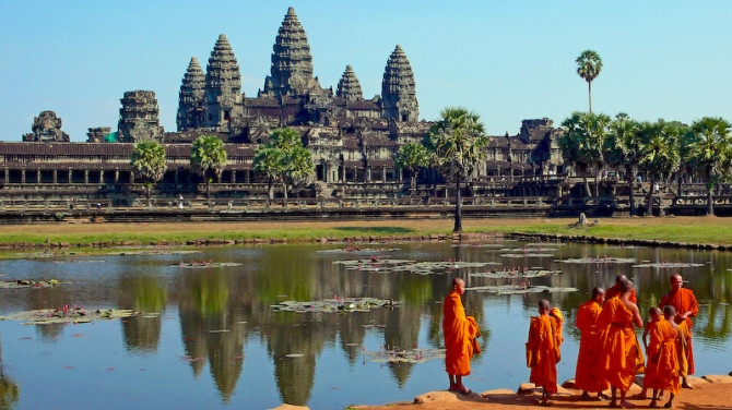 Phnom Penh, Campuchia Nơi ăn nghỉ đêm với giá rẻ nhất: 3 đô Chi phí thực phẩm hàng ngày giá rẻ nhất: 10 đô. Theo tiêu chuẩn khu vực Đông Nam Á, Camphuchia là quốc gia có phí du lịch rẻ đáng kinh ngạc. Không thể tin nổi, một đất nước nhỏ bé từng trải qua chế độ Khmer Đỏ tàn khốc giờ lại yên bình và an toàn đến vậy. Đặc biệt Phnom Penh - thủ đô Camphuchia hút khách với những công trình kiến trúc tuyệt đẹp như Cung điện Hoàng gia, những món ăn đường phố vô cùng ngon, rẻ và hấp dẫn. Bạn có thể hòa mình vào không khí nhộn nhịp thủ đô, sau đó ghé thăm các địa điểm nổi tiếng như Cánh đồng chết, Bảo tàng Tuol Sleng,… Ắt hẳn đó sẽ là chuyến đi thú vị và đáng nhớ.