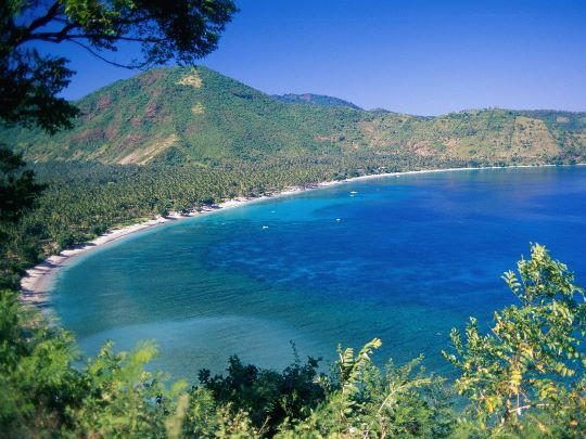 Lombok, Indonesia Nơi ăn nghỉ đêm với giá rẻ nhất: 8 đô Chi phí thực phẩm hàng ngày giá rẻ nhất: 9 đô. Lombok là “người hàng xóm xinh đẹp” của Bali, hay “thiên đường bình yên” tại Indonesia. Lombok là nơi nổi tiếng với bãi biển trải dài vô tận và bầu không khí trong lành. Du khách sẽ có dịp trải nghiệm những giây phút tuyệt vời tại hòn đảo xinh đẹp này, cũng như thưởng thức nhiều món ăn thơm ngon.