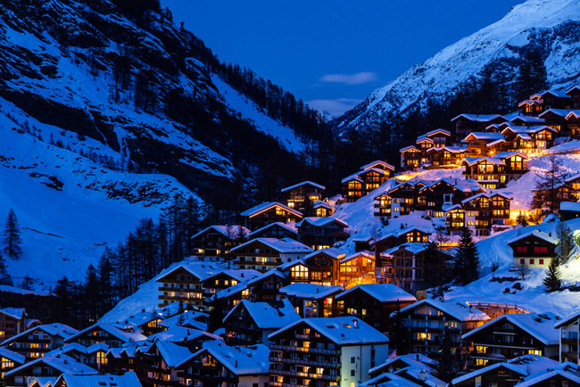 Cảnh đêm lung linh, huyền ảo tại làng Zermatt.