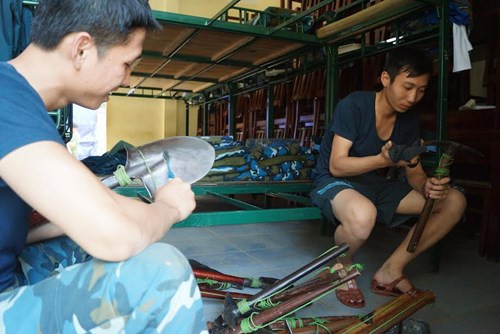Học viên Trung đội 3 bảo quản vũ khí, trang bị hàng ngày.