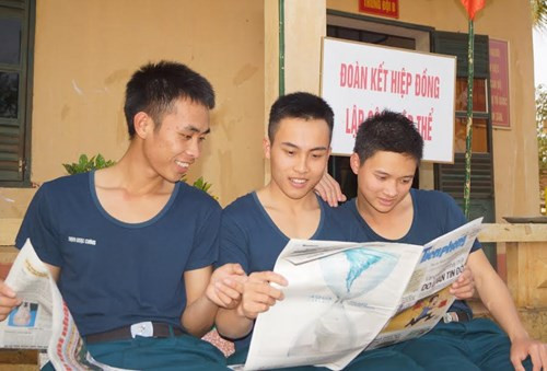 Tranh thủ đọc báo lúc rảnh rỗi.