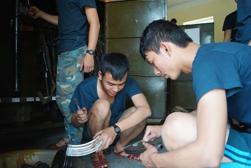 Theo trung úy Phạm Hữu Tính (Trung đội trưởng Trung đội 8, Đại đội 56, Tiểu đoàn 15), các học viên liên kết các học viện, nhà trường gửi về Tiểu đoàn đào tạo 1 học kỳ được học tập, đào tạo các nội dung: Học lý thuyết bắn súng, lý thuyết chiến thuật, điều lệnh quản lý bộ đội, giáo dục chính trị; Huấn luyện bắn súng, chiến thuật trên thao trường; Thực hành điều lệnh, vật cản K91, các bài võ, thể dục, bơi…