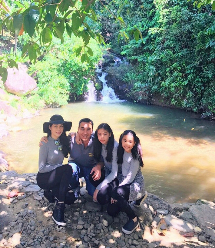 Quyền Linh tâm sự, khi có gia đình và con cái, anh thay đổi rất nhiều. Trước đây, mỗi khi xong việc anh thường đi nhậu cùng bạn bè nhưng khi các bé chào đời, anh luôn tranh thủ về nhà với vợ con. Từng thú nhận 80% quỹ thời gian anh dành cho việc ngoài xã hội thế nên nam diễn viên phim Những nẻo đường phù sa rất hạnh phúc khi có người vợ biết vun vén cho gia đình, đảm đang trong việc chăm sóc con cái, lo công việc nội ngoại.