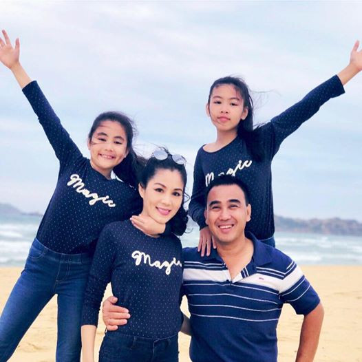 Quyền Linh từng tâm sự, là nghệ sĩ, ít nhiều anh đối diện với những lần cám dỗ. Tuy nhiên, anh quan niệm: "Không ai thương mình, hiểu mình bằng vợ, không ai chăm sóc cho mình được như vợ. Và điều quan trọng hơn không ai có thể đi cùng mình mỗi chặng đường hay cả cuộc đời này bằng vợ. Thế nên mỗi khi phải đối mặt với những cám dỗ, tôi luôn quay lại để nhìn và biết rằng mình còn có một gia đình rất tuyệt vời ở đằng sau".