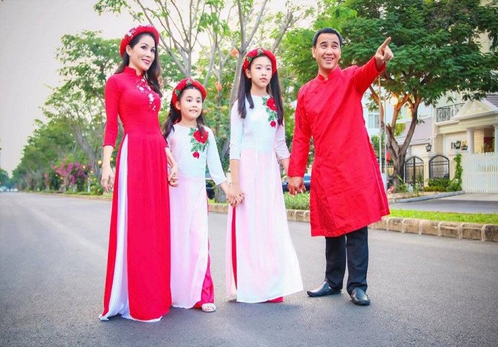 Quyền Linh là diễn viên nổi tiếng một thời. Tên tuổi của anh gắn liền với các bộ phim đình đám như Những nẻo đường phù xa, Đồng tiền xương máu, Ngũ quái Sài Gòn...Anh từng đoạt giải Mai vàng dành cho Diễn viên điện ảnh truyền hình xuất sắc.
