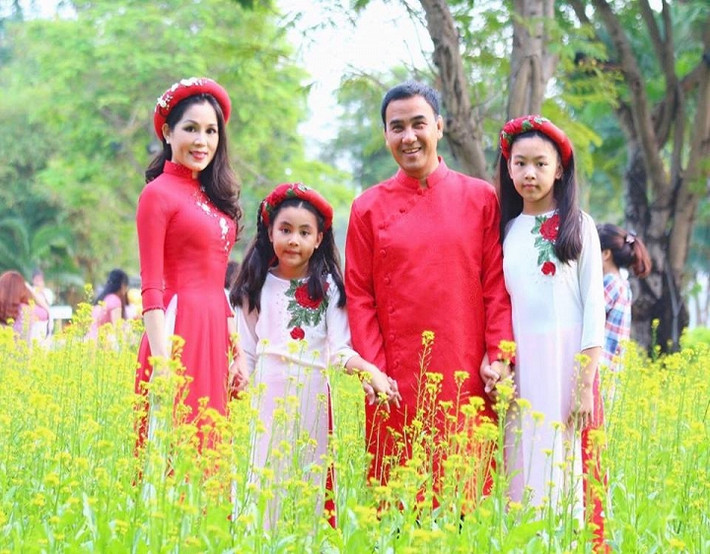 Dạ Thảo là một phụ nữ miền Trung, xinh đẹp, giỏi giang. Cô hoạt động trong lĩnh vực kinh doanh thời trang Hàn Quốc và rất thành công.