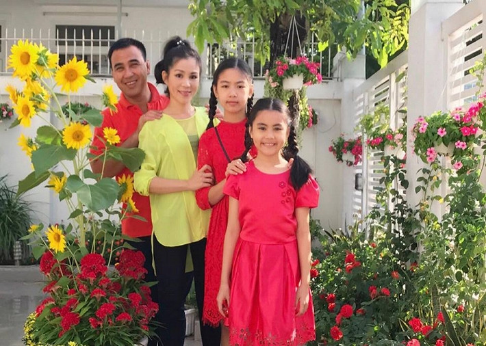 MC Quyền Linh từng có mối tình lâu năm với á hậu điện ảnh Trịnh Kim Chi.Tuy nhiên, cả hai không đến được với nhau. Sau đó, nam diễn vên kết hôn cùng Dạ Thảo - một khán giả hâm mộ anh.