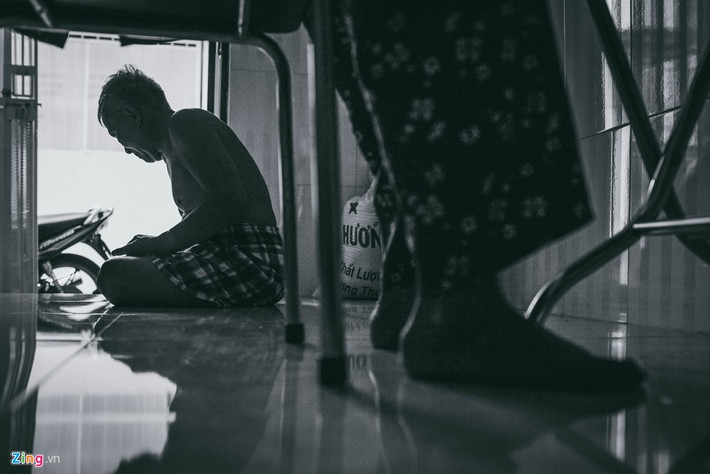 Có dạo, bà hỏi ông: "Em vừa mù, vừa không sinh con cho anh được, sao anh không bỏ em?". Ông lắc đầu trả lời: "Hồi xưa em lo cho anh được thì bây giờ anh cũng lo cho em được chứ. Em nói tầm bậy tầm bạ gì vậy".