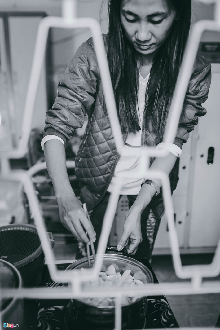 Căn nhà neo đơn của hai vợ chồng đôi lúc ấm cúng hơn vì có cô hàng xóm tên Hằng sang giúp nấu ăn, dọn dẹp, giặt giũ, phơi đồ.