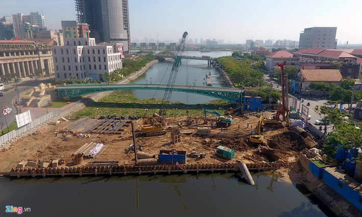 Công trình cống ngăn triều Bến Nghé nằm bên cầu Móng ở quận 1 và 4 đã hoàn thành ngăn dòng, chuẩn bị thi công. Bên cạnh cống này còn được xây dựng một trạm bơm có công suất 12 m3/giây.