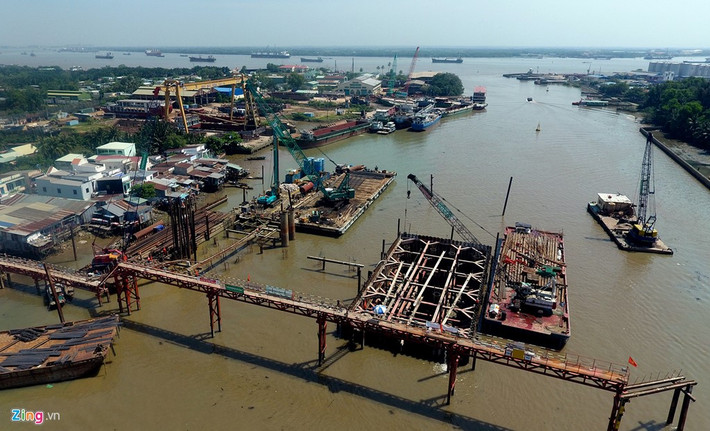 Ngoài ra, dự án sẽ giúp chủ động điều tiết, hạ thấp mực nước trong các kênh rạch nhằm cải thiện khả năng tiêu thoát nước của các dự án thoát nước đô thị và hỗ trợ trữ nước mưa khi triều cường xuống thấp, kết hợp chống sạt lở bờ sông và cải tạo cảnh quan và môi trường. Ảnh tại địa bàn huyện Nhà Bè là công trình cống Phú Xuân, ngăn triều từ sông Soài Rạp vào rạch Đĩa.